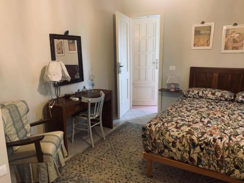 Schlafzimmer mit einem Bett, einem Schreibtisch und einem Stuhl in der Unterkunft Casale la Civetta in Larino