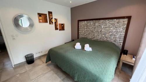 Un dormitorio con una cama con zapatos. en Villa HIMANI, en Saint-Gilles-les-Bains