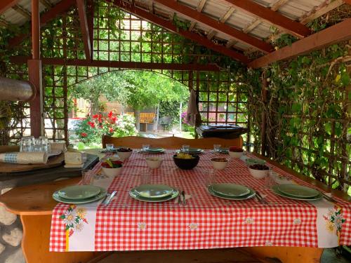 une table avec un chiffon de table rouge et blanc dans l'établissement CASA LUI MOȘU, à Alba Iulia