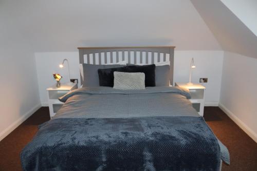 1 dormitorio con 1 cama grande y 2 mesitas de noche en OPULENT HOUSE London, en Dagenham