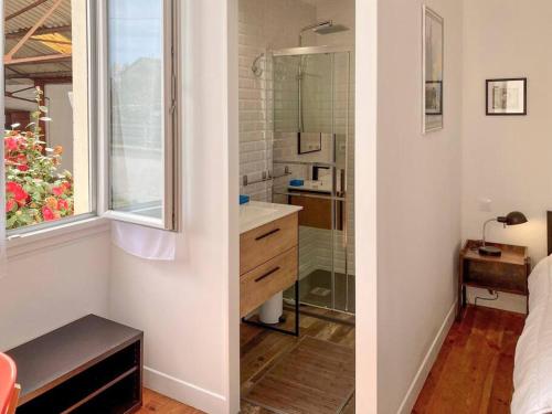 une salle de bain avec une douche, un lavabo et un miroir dans l'établissement Magnifique maison classée 3 étoiles, 7 chambres, 5 salles de bain, parking privé, Tarbes ville, à Tarbes