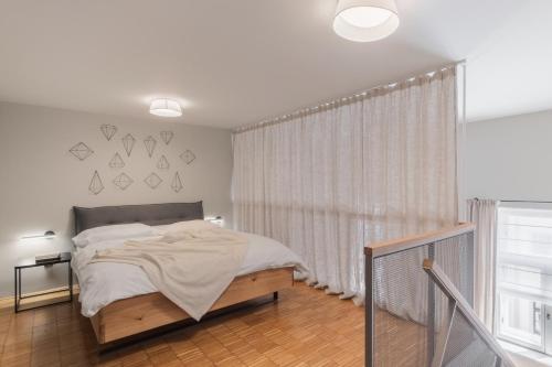 Postel nebo postele na pokoji v ubytování Open-plan Flat in Vinohrady by Prague Days