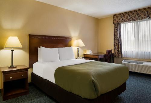 Katil atau katil-katil dalam bilik di Quality Inn Grand Blanc - Flint South