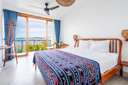 Postel nebo postele na pokoji v ubytování Inlight Lombok Beach Hotel