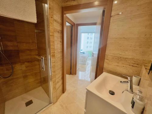 ein Bad mit einer Dusche und einem Waschbecken in der Unterkunft Luxury 1 Bed - City Suites Ocean Spa Plaza in Gibraltar