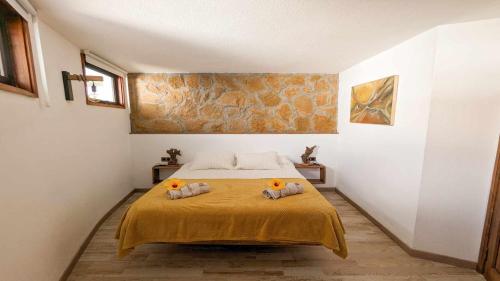 ein Schlafzimmer mit einem Bett mit zwei Kissen darauf in der Unterkunft Bungalow Allende Famara con piscina privada y AC in Famara