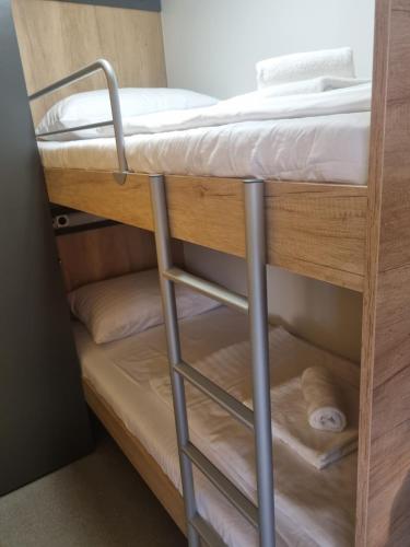 Etagenbett mit einer Leiter auf einem Etagenbett in der Unterkunft Hipo camp - Mobil home Sestrica in Pakoštane