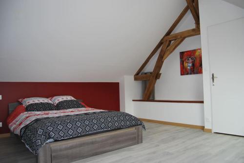 1 dormitorio con 1 cama con cabecero rojo en Maison de campagne avec piscine 