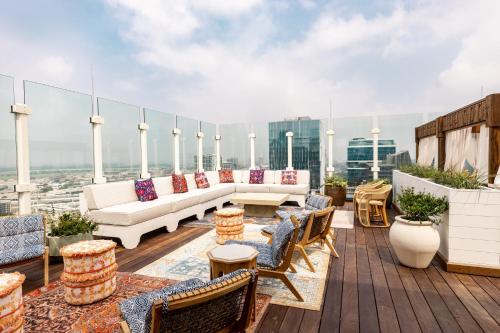 a rooftop patio with couches and chairs on a building at Hôtel Swexan in Dallas