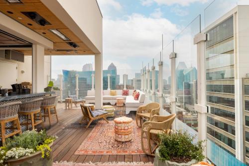 einen möblierten Balkon mit Stadtblick in der Unterkunft Hôtel Swexan in Dallas