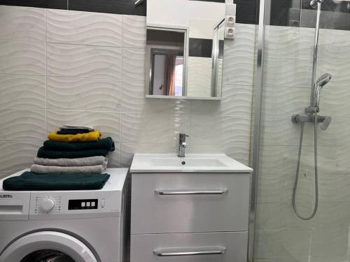 een badkamer met een wasmachine en een wastafel bij Appartement vieux port in Marseille
