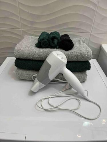 Un sèche-cheveux et des serviettes sont fournis. dans l'établissement Appartement vieux port, à Marseille