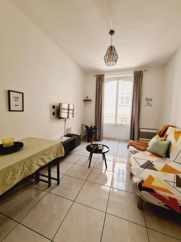 un salon avec un canapé et une table dans l'établissement Appartement vieux port, à Marseille