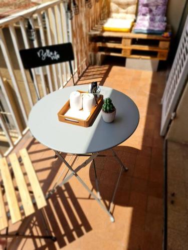 une table sur un balcon avec un cupcake dessus dans l'établissement Appartement vieux port, à Marseille