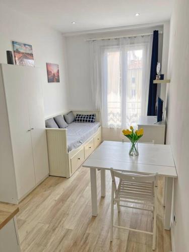 un salon avec une table et un canapé dans l'établissement Studio au coeur de Nice, à Nice