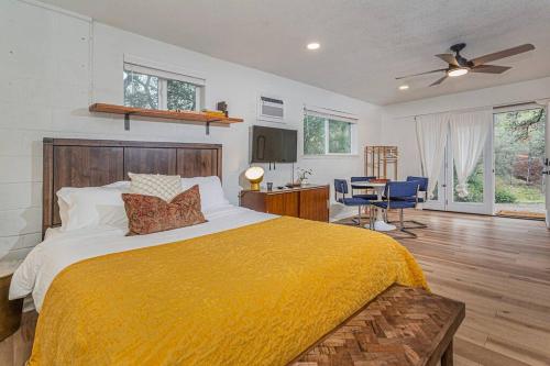 een slaapkamer met een groot bed en een gele deken bij Beautiful Sequoia Hideout // Modern with Views!! in Three Rivers