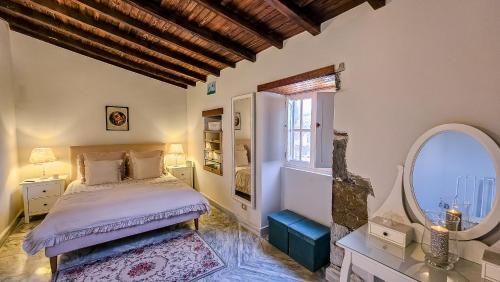 a bedroom with a bed and a large mirror at Finca Los Ángeles in Trapiche