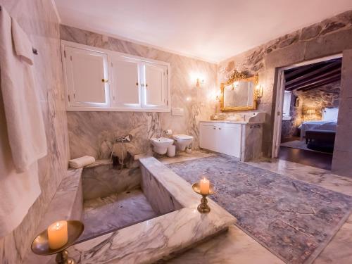 a large bathroom with a tub and a sink at Finca Los Ángeles in Trapiche