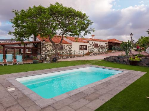 a swimming pool in the yard of a house at Finca Los Ángeles in Trapiche