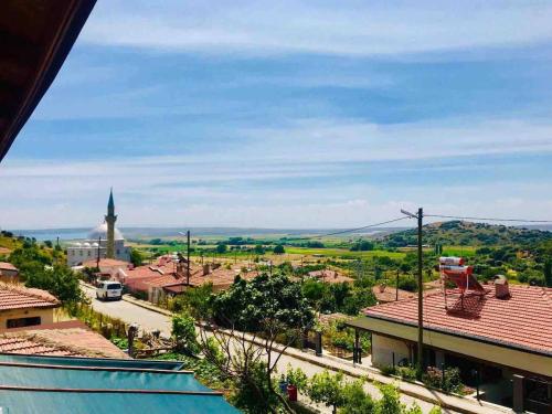 vistas a una ciudad desde el techo de un edificio en Denize 2 km Manzaralı ve Ferah 2+0 Daire (Konum Eşelek Köyü), en Gokceada Town