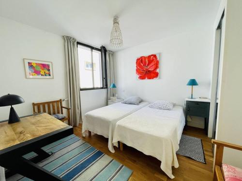 1 Schlafzimmer mit 2 Betten und einem Tisch in der Unterkunft Appartement Arcachon, 3 pièces, 6 personnes - FR-1-433-108 in Arcachon