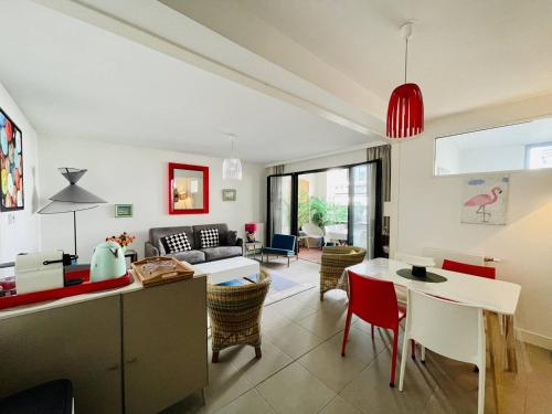 eine Küche und ein Wohnzimmer mit einem Tisch und Stühlen in der Unterkunft Appartement Arcachon, 3 pièces, 6 personnes - FR-1-433-108 in Arcachon