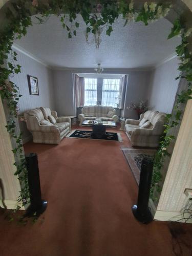 uma vista superior de uma sala de estar com sofás em ELaparty em Stone Grove