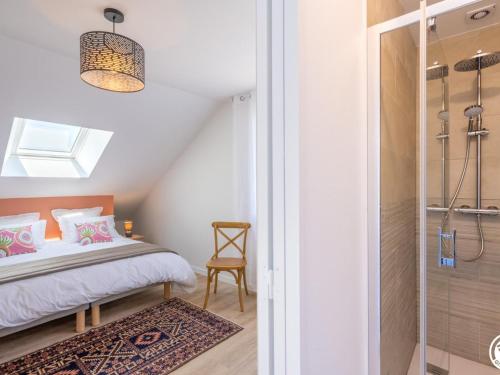 een kleine slaapkamer met een bed en een douche bij Gîte Autheuil-en-Valois, 6 pièces, 12 personnes - FR-1-526-39 