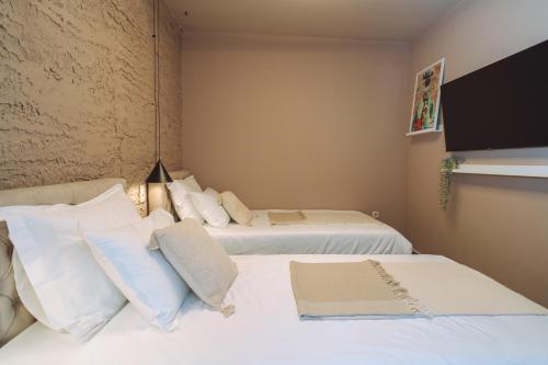 Postel nebo postele na pokoji v ubytování Iris Croatica J - deluxe apartment with shared pool, awarded BEST APARTMENT IN CROATIA 2024