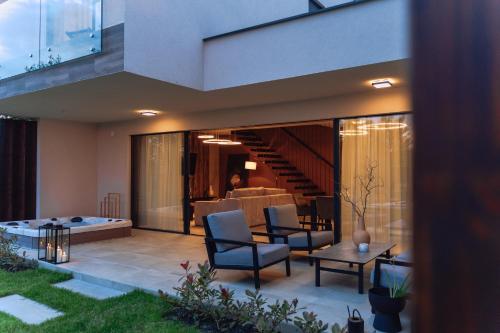 Posezení v ubytování Iris Croatica J - deluxe apartment with shared pool, awarded BEST APARTMENT IN CROATIA 2024
