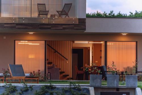 Balkón nebo terasa v ubytování Iris Croatica J - deluxe apartment with shared pool, awarded BEST APARTMENT IN CROATIA 2024