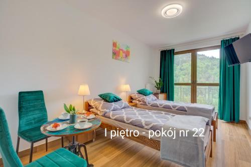 sala de estar con sofá y mesa en Dom Gościnny Horyzont nad Popradem, en Żegiestów