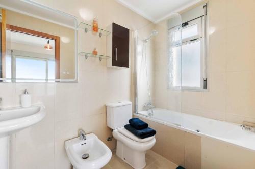 W łazience znajduje się toaleta, umywalka i lustro. w obiekcie My seaviews - Euromarina Towers La Manga w mieście La Manga del Mar Menor