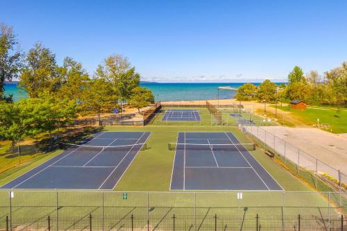 Tenis a/nebo squash v ubytování Elk Rapids Condo with Balcony Overlooking Elk Lake! nebo okolí