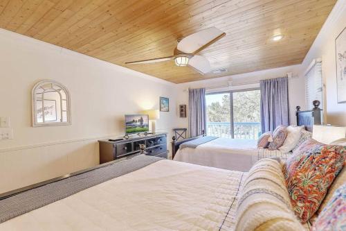 1 dormitorio con 2 camas y ventana en Lagoon Villa 22 - Private Villa! Close Walk to Beach! en Isle of Palms