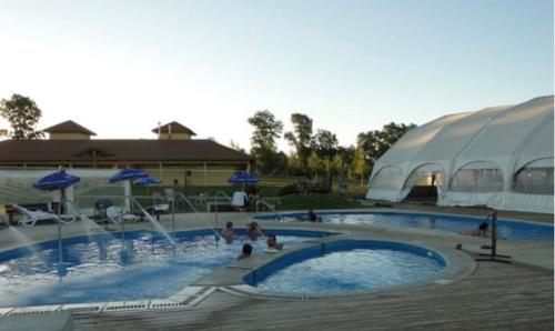 un grupo de personas en una piscina en La Deola en Concepción del Uruguay
