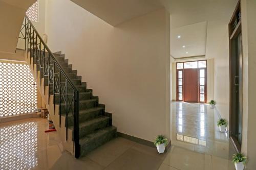una escalera en una casa con dos macetas en SPOT ON 70112 Sri Saptagiri Bording Lodging, en Bangalore