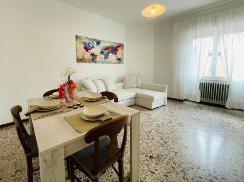 een woonkamer met een tafel en een bank bij Vera House - Big solution in Brescia