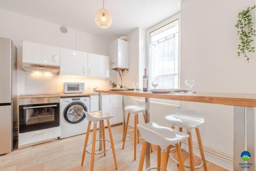 Kuchyňa alebo kuchynka v ubytovaní 3 APPTS - 3 à 7 lits - Parfait 6 à 10 pers - max 29 pers - 1 immeuble - Convivialité, Rentabilité ------ ENGLISH - 3 APTS - 3 to 7 beds - Ideal for 6 to 10 guests - Up to 29 - Same building -- Cattenom