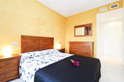 een slaapkamer met een bed met een bloem erop bij J Tramuntana Planet Costa Dorada in Salou