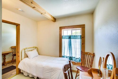 Кровать или кровати в номере Quaint Paris Vacation Rental Near Bear Lake!