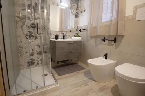 un bagno con doccia, WC e lavandino di Ovidio home a Palermo