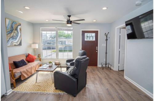 a living room with a couch and a ceiling fan at Charming 3BR2BA Gem Close to Downtown Riverwalk in San Antonio