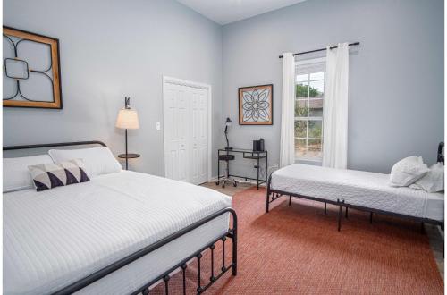 een slaapkamer met 2 bedden en een raam bij Charming 3BR2BA Gem Close to Downtown Riverwalk in San Antonio