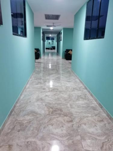 um corredor com piso em mármore e paredes azuis em LOMAS de SAUCE em Sauce