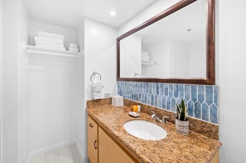 Stunning Mountain View Condo, Near Beach with Parking_3