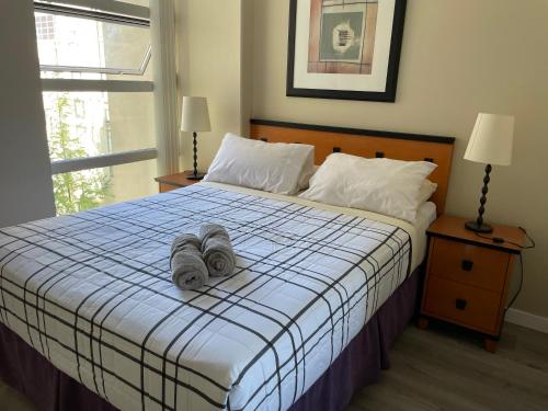 Ένα ή περισσότερα κρεβάτια σε δωμάτιο στο 1BD+Den condo, with free parking in Downtown!