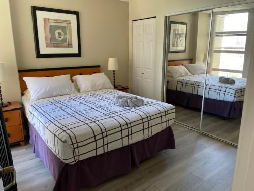 Ένα ή περισσότερα κρεβάτια σε δωμάτιο στο 1BD+Den condo, with free parking in Downtown!