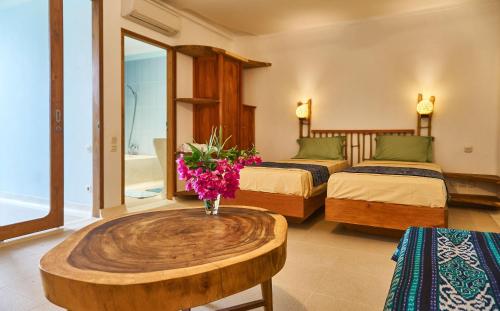 Inlight Lombok Beach Hotelにあるベッド