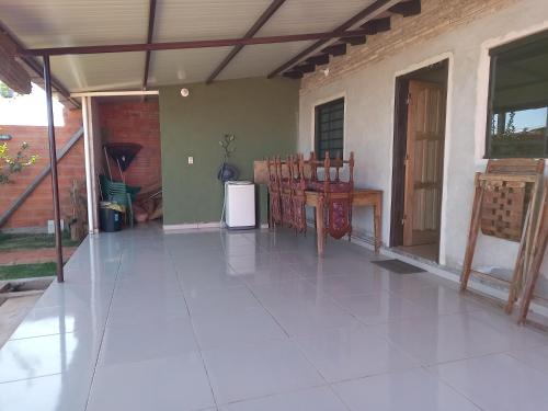 eine leere Terrasse mit einem Tisch und Stühlen darauf in der Unterkunft De vuelta a casa in Zarate Isla